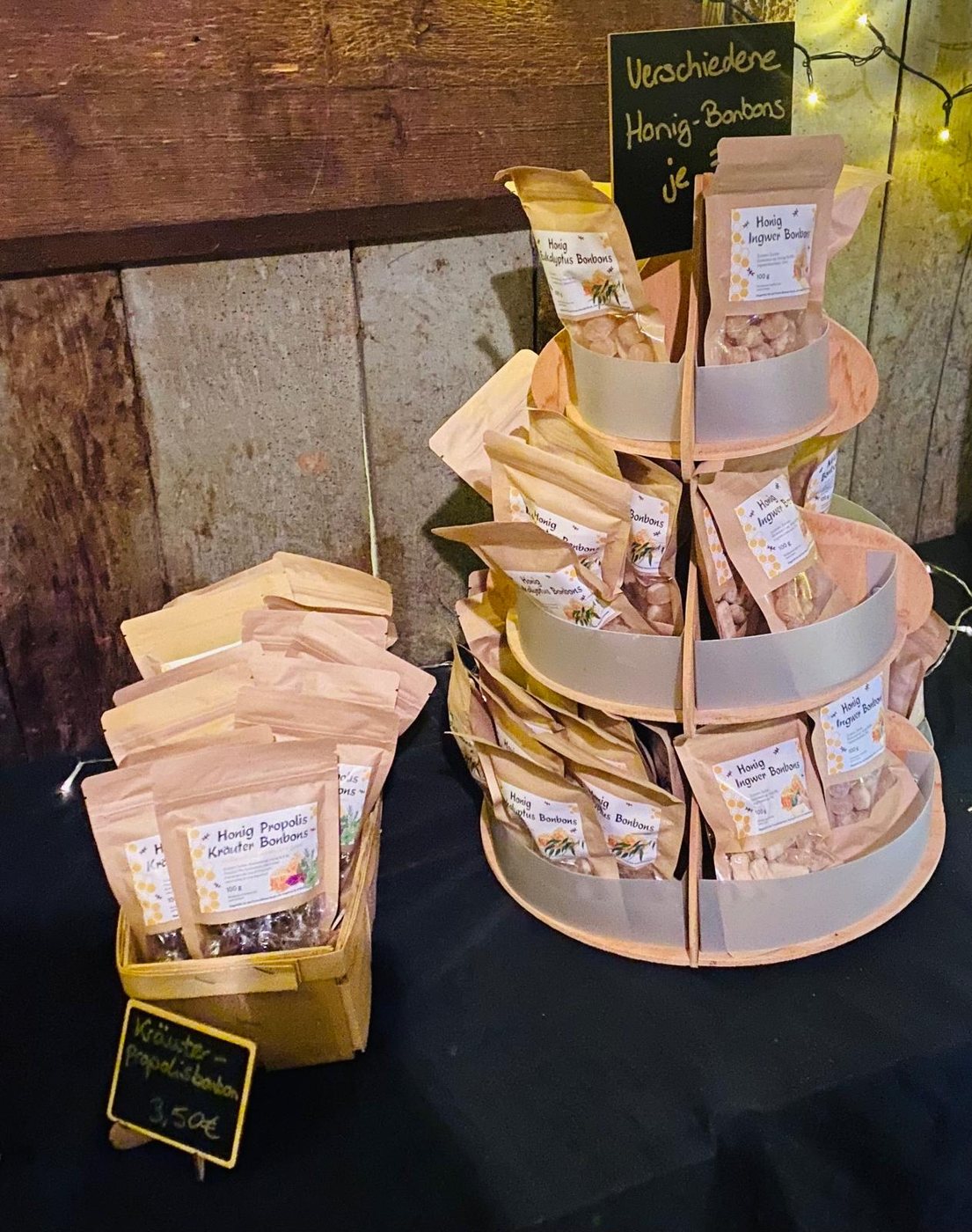 Honigbonbons und Honig-Propolis-Kräuter-Bonbons der Imkerei Fritschler in kleinen Papiertüten