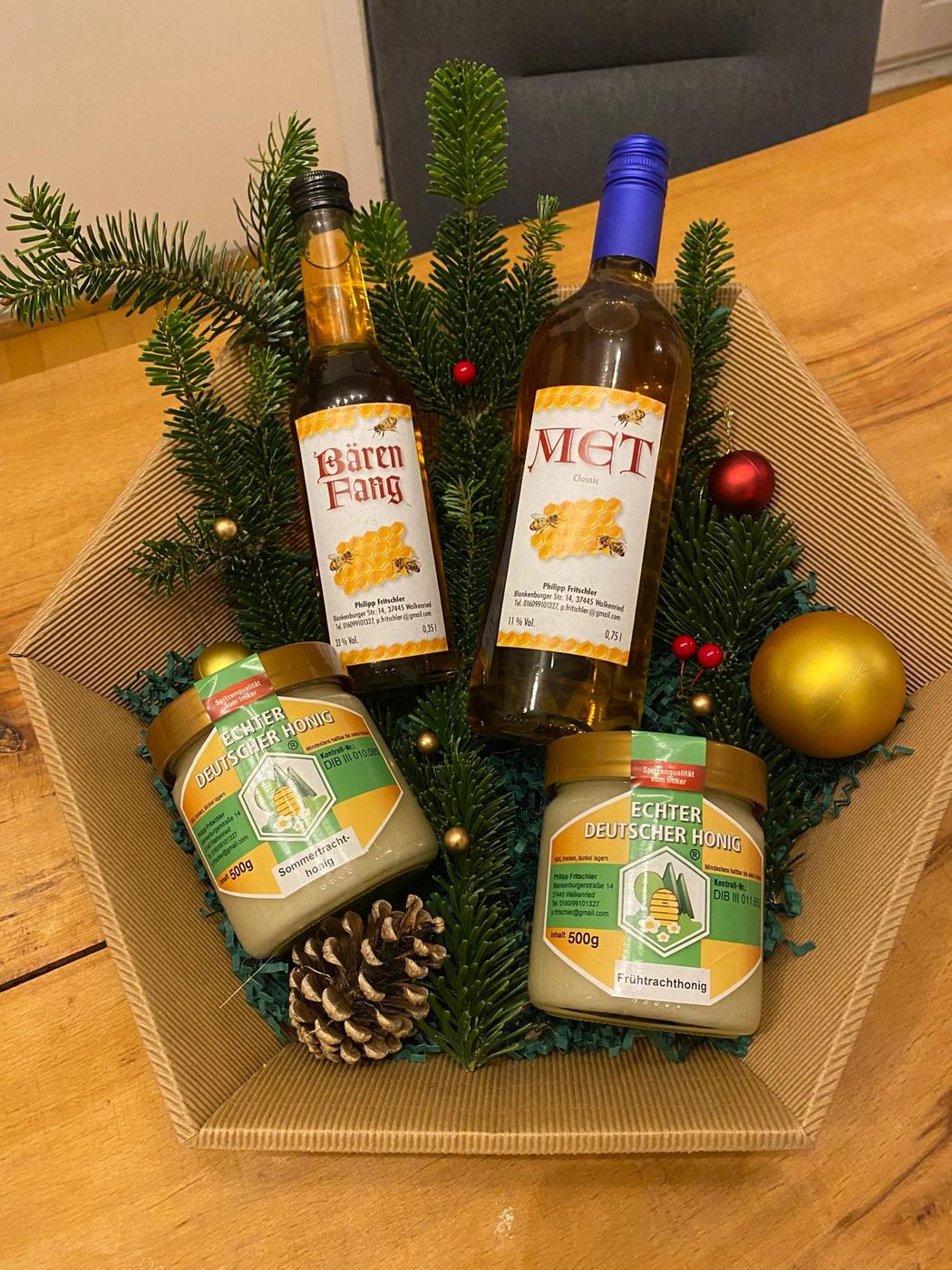 Individuell verpacktes Geschenkset der Imkerei Fritschler mit Met, Bärenfang und Honig, weihnachtlich dekoriert