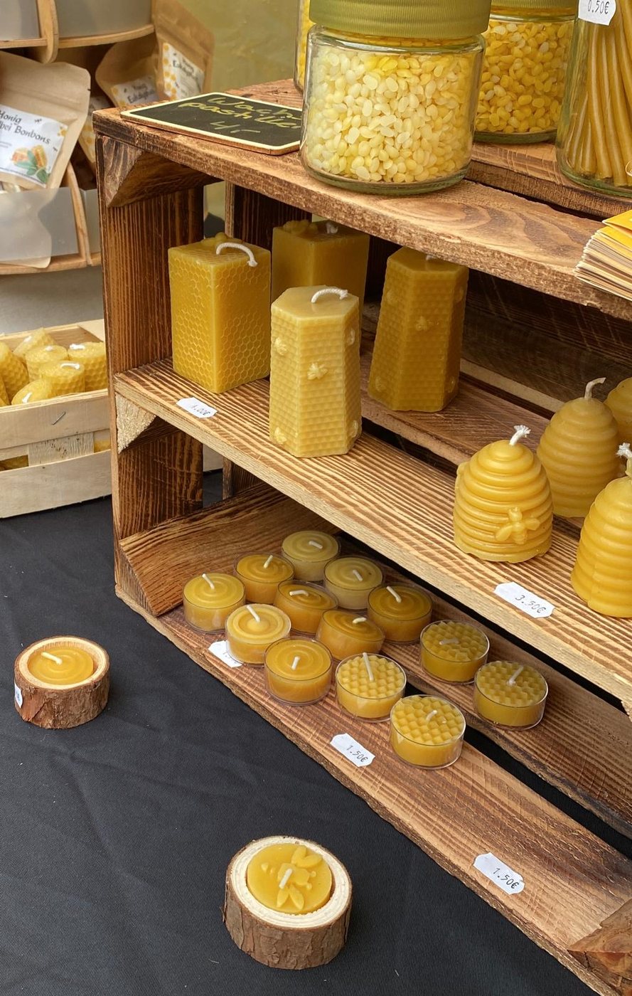 Kerzen aus reinem Bienenwachs der Imkerei Fritschler, Teelichter und Bienenkorb-Kerzen